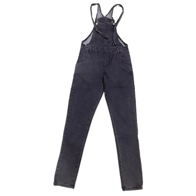 "Stilvolle Denim-Latzhose für Damen, vorne gesehen, mit anpassbaren Trägern und praktischen Taschen."