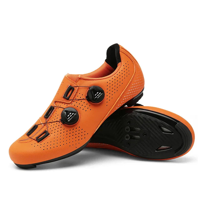 Stilvolle MTB- & Rennradschuhe in Orange, Schwarz und Weiß, perfekt für Komfort und Funktionalität auf Abenteuern.