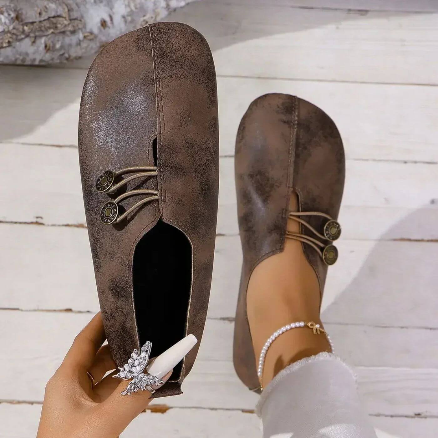 "Stilvolle dunkelbraune orthopädische Schuhe für Damen, elegantes Design und hoher Komfort."