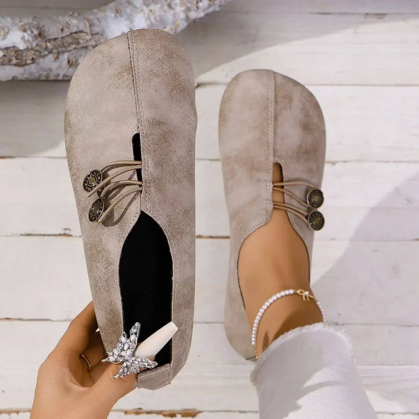 "Stilvolle dunkelbraune orthopädische Schuhe für Damen, elegantes Design und hoher Komfort."