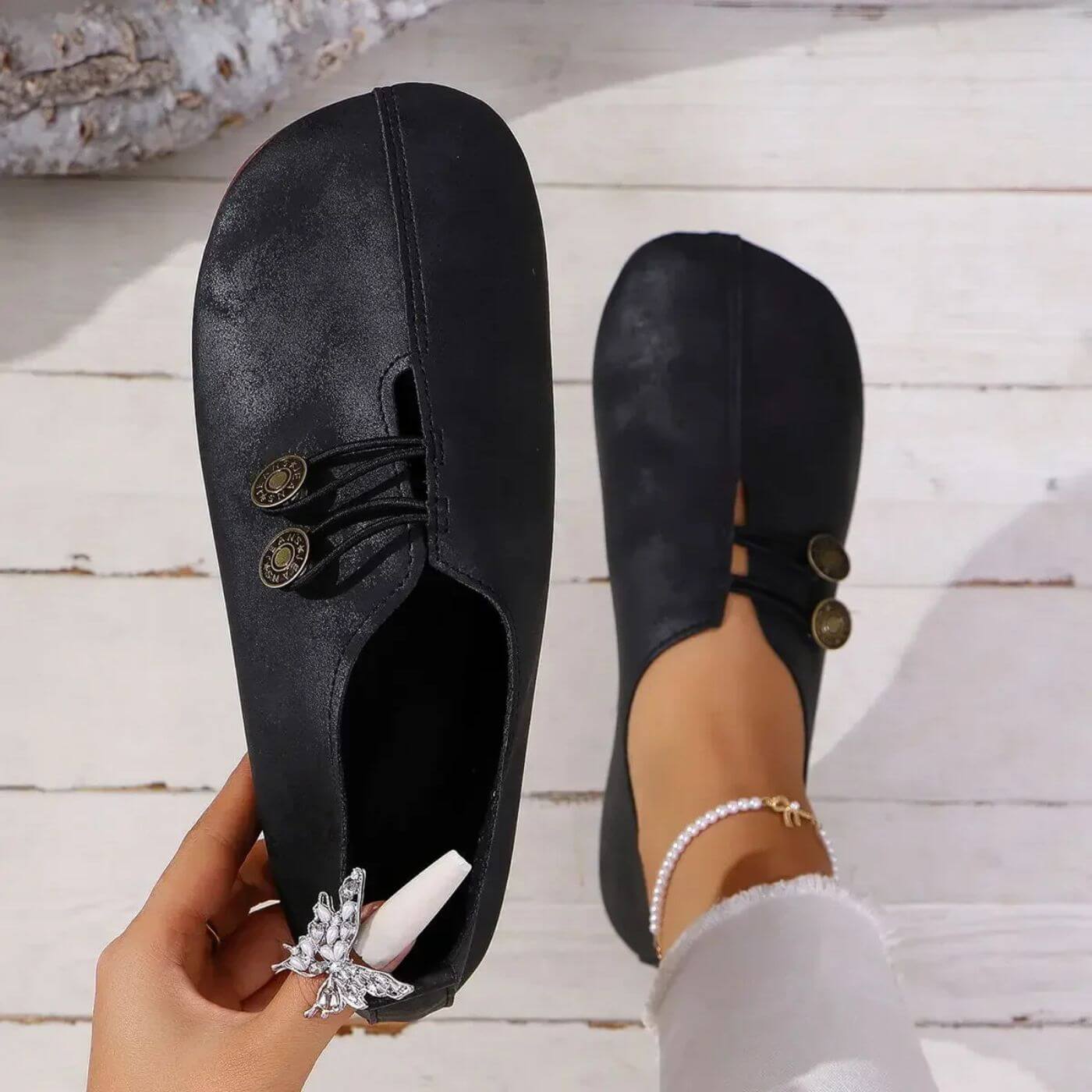 "Stilvolle dunkelbraune orthopädische Schuhe für Damen, elegantes Design und hoher Komfort."