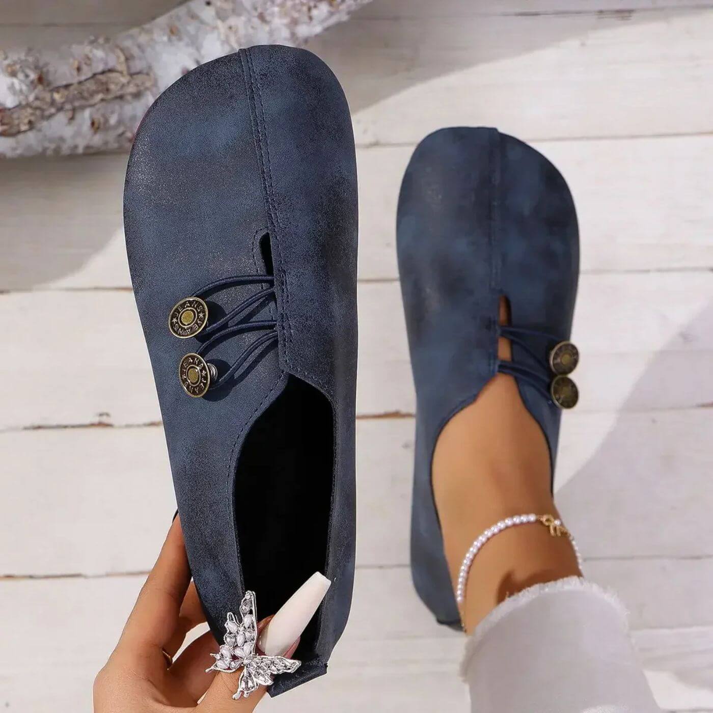 "Stilvolle dunkelbraune orthopädische Schuhe für Damen, elegantes Design und hoher Komfort."