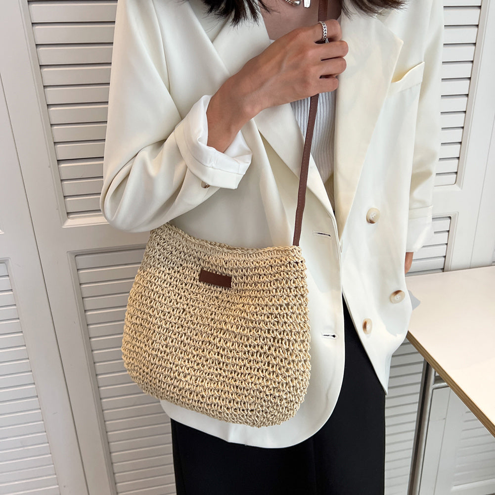 "Stilvolle geflochtene Umhängetasche für Damen in Beige, geräumig mit modernem Webdesign und eleganter Textur."