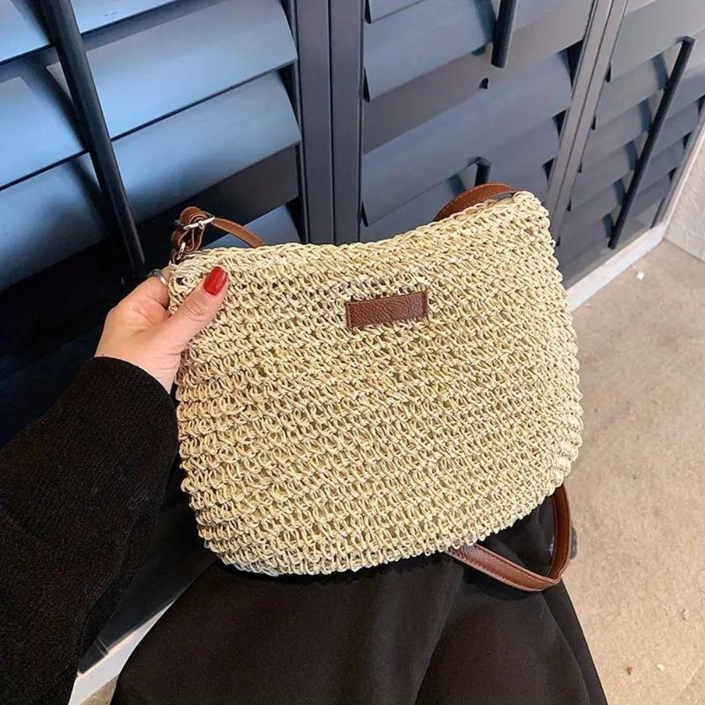 "Stilvolle geflochtene Umhängetasche für Damen in Beige, geräumig mit modernem Webdesign und eleganter Textur."