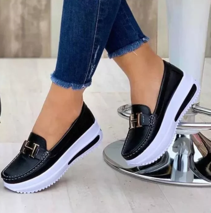 "Stilvolle orthopädische Damenschuhe in Blau, bieten Komfort und Fußunterstützung mit modernem Design und atmungsaktiven Mate