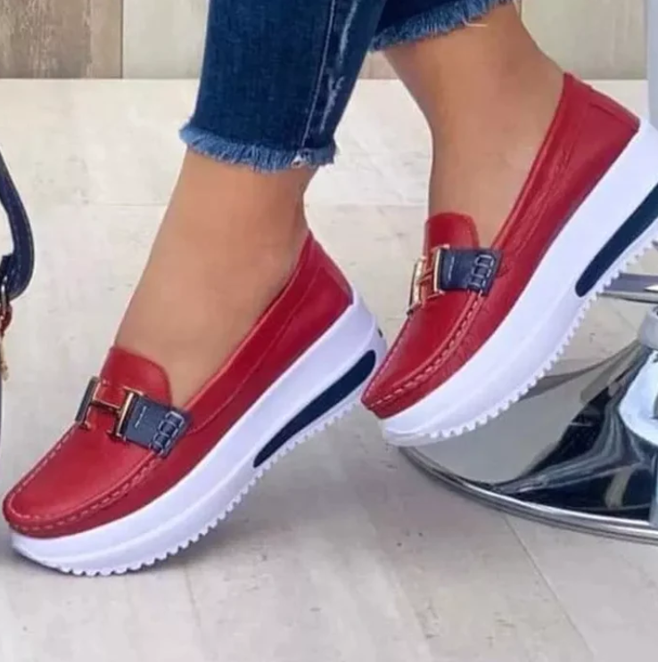 "Stilvolle orthopädische Damenschuhe in Blau, bieten Komfort und Fußunterstützung mit modernem Design und atmungsaktiven Mate