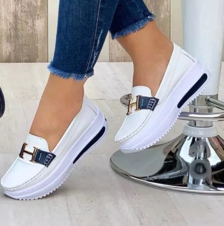 "Stilvolle orthopädische Damenschuhe in Blau, bieten Komfort und Fußunterstützung mit modernem Design und atmungsaktiven Mate