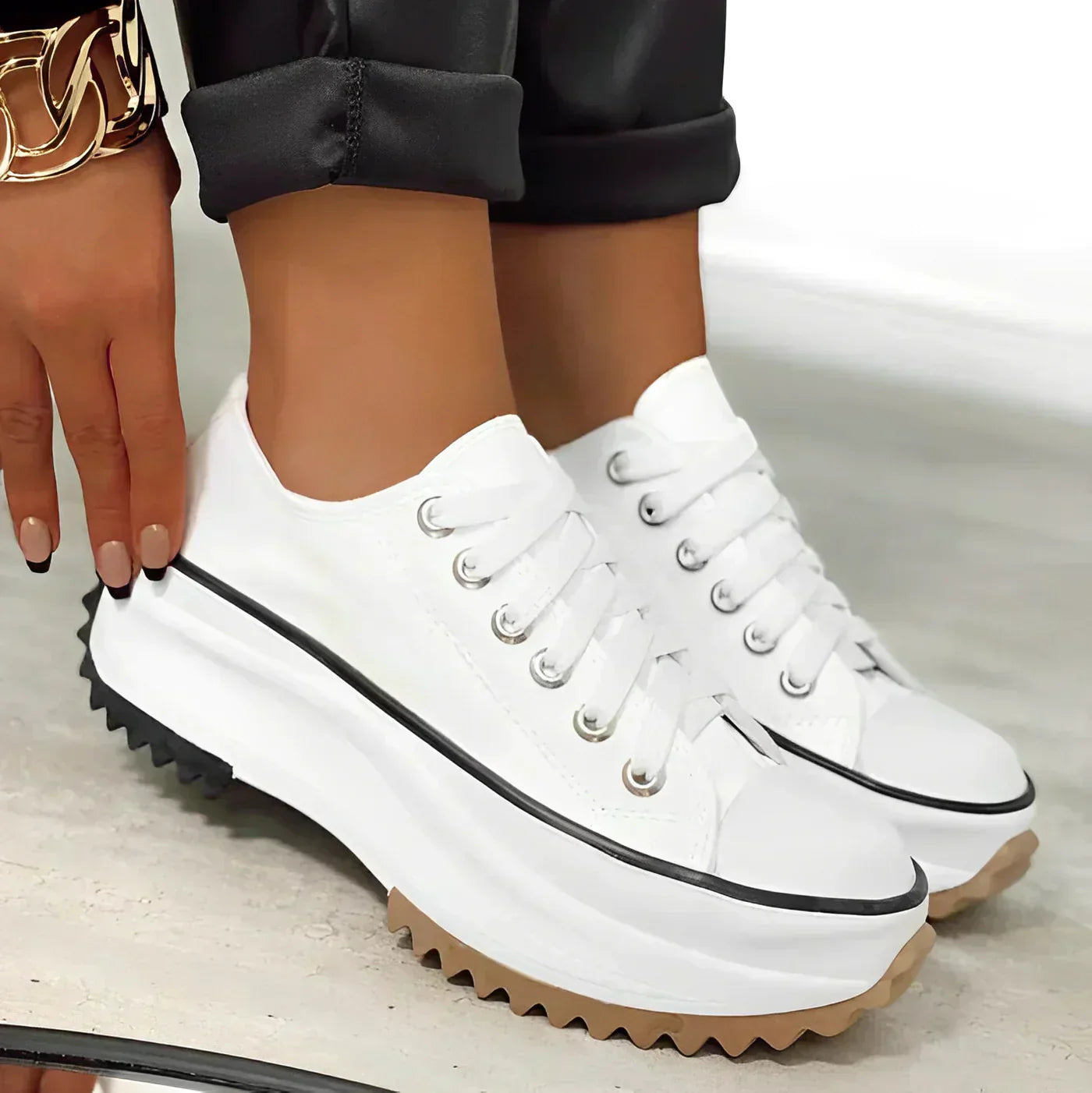 "Stilvolle orthopädische Plattform-Sneaker für Damen in Beige mit hoher, komfortabler Sohle und atmungsaktivem Material."