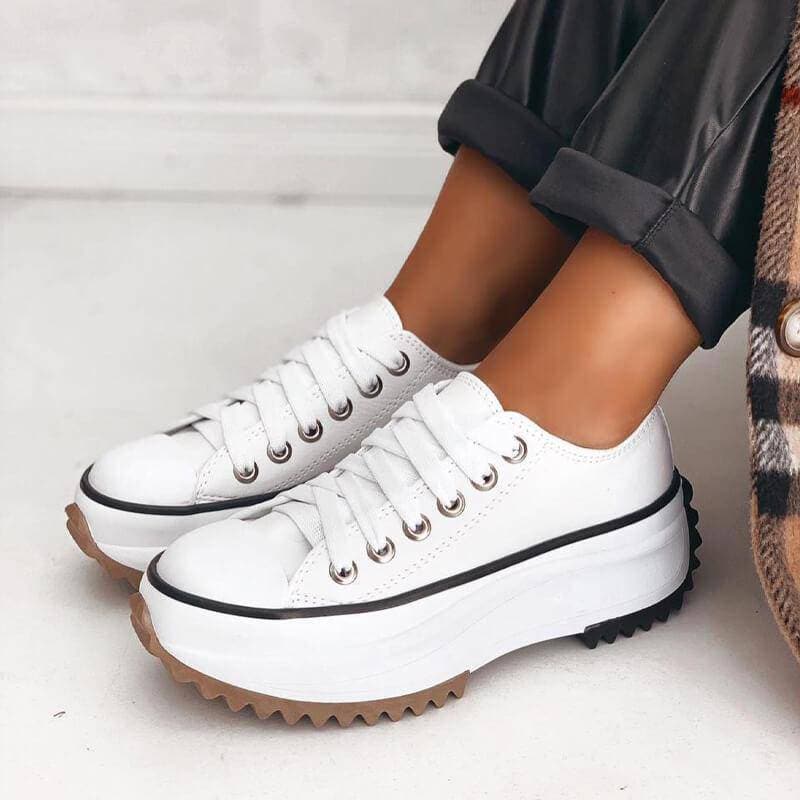 "Stilvolle orthopädische Plattform-Sneaker für Damen in Beige mit hoher, komfortabler Sohle und atmungsaktivem Material."
