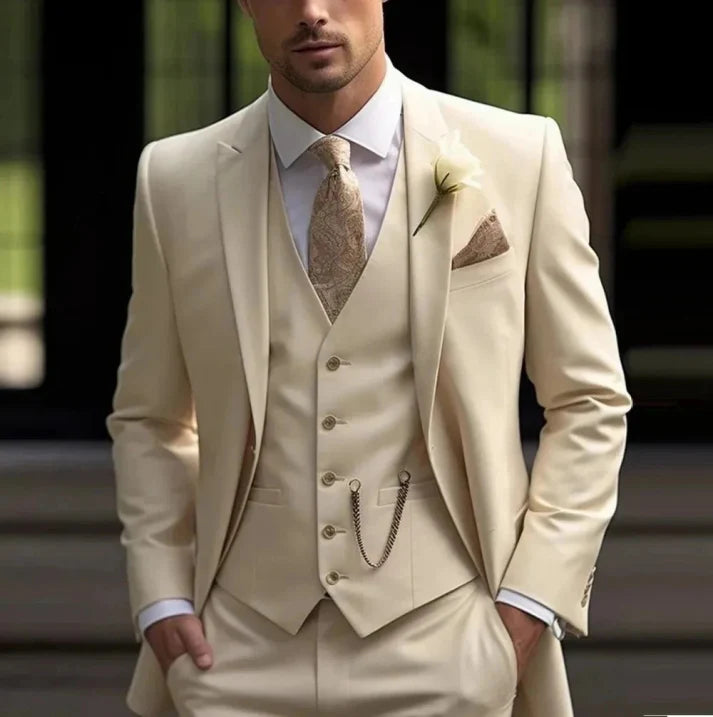 Stilvoller dreiteiliger Herren Hochzeitsanzug mit klassischer Jacke, Weste und Hose, ideal für festliche Anlässe.
