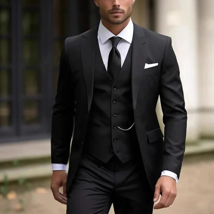 Stilvoller dreiteiliger Herren Hochzeitsanzug mit klassischer Jacke, Weste und Hose, ideal für festliche Anlässe.