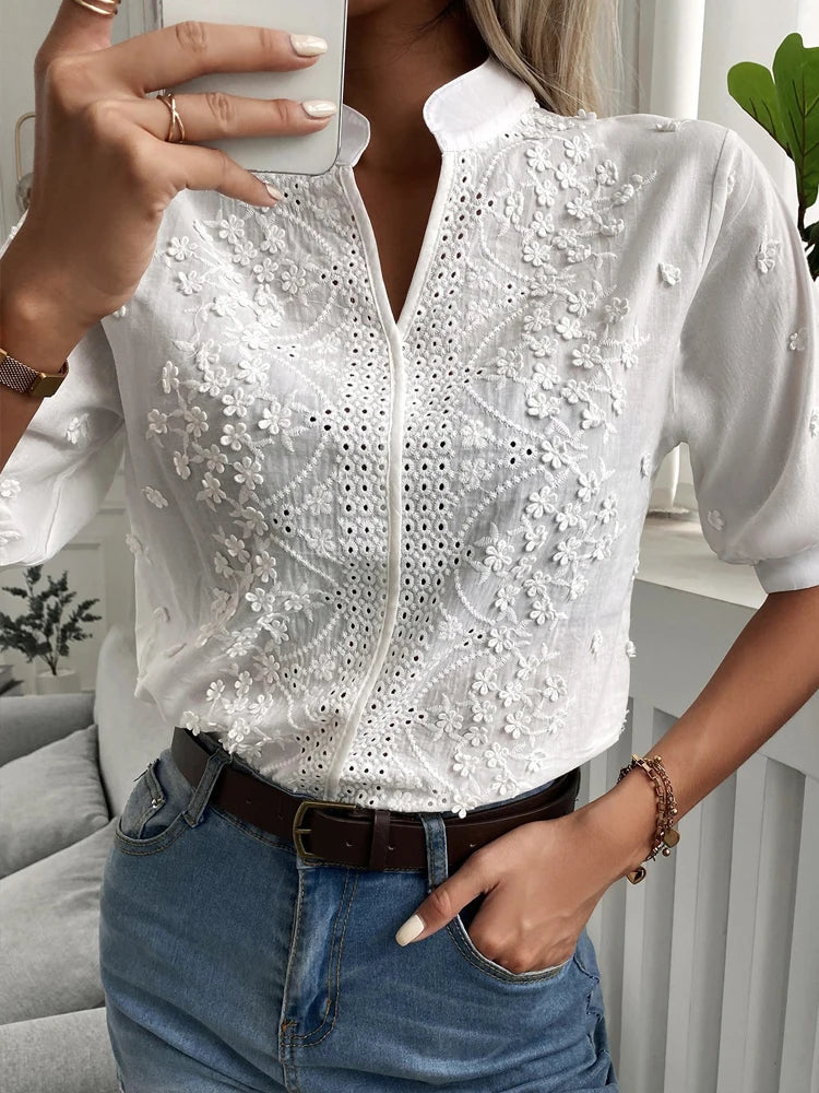 Stilvolles Spitzen-Top mit V-Ausschnitt, elegante Spitze, kurzärmlig, schmeichelhafte Passform, ideal für Büro und Abend.