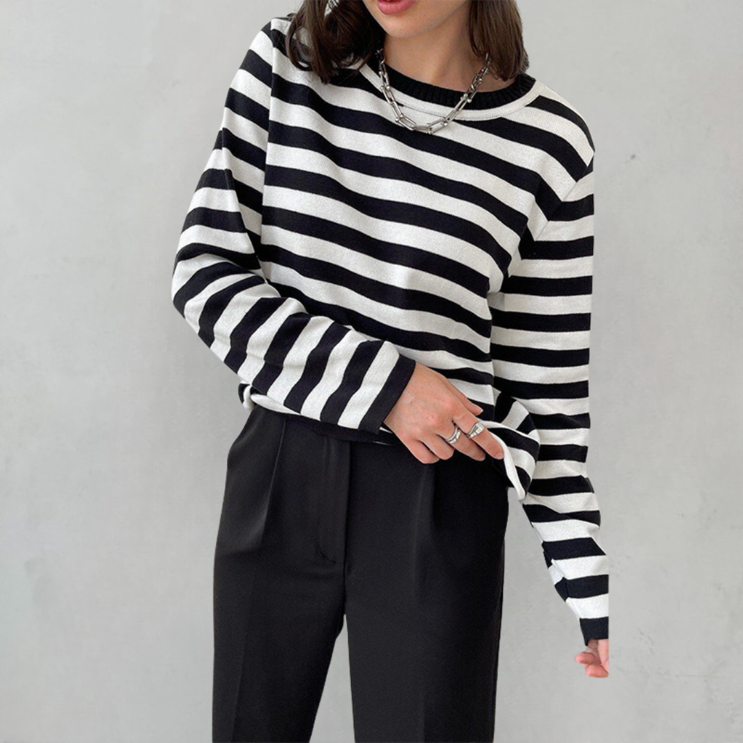 "Stilvolles gestreiftes Damen-T-Shirt aus leichtem Stoff mit eleganten Streifen, ideal für den Sommer und vielseitige Looks."