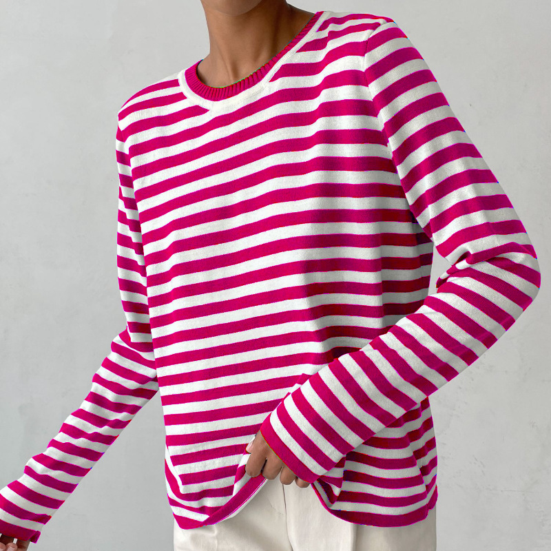 "Stilvolles gestreiftes Damen-T-Shirt aus leichtem Stoff mit eleganten Streifen, ideal für den Sommer und vielseitige Looks."
