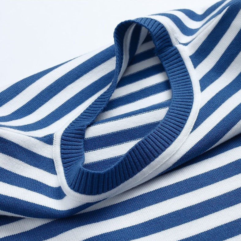 "Stilvolles gestreiftes Damen-T-Shirt aus leichtem Stoff mit eleganten Streifen, ideal für den Sommer und vielseitige Looks."