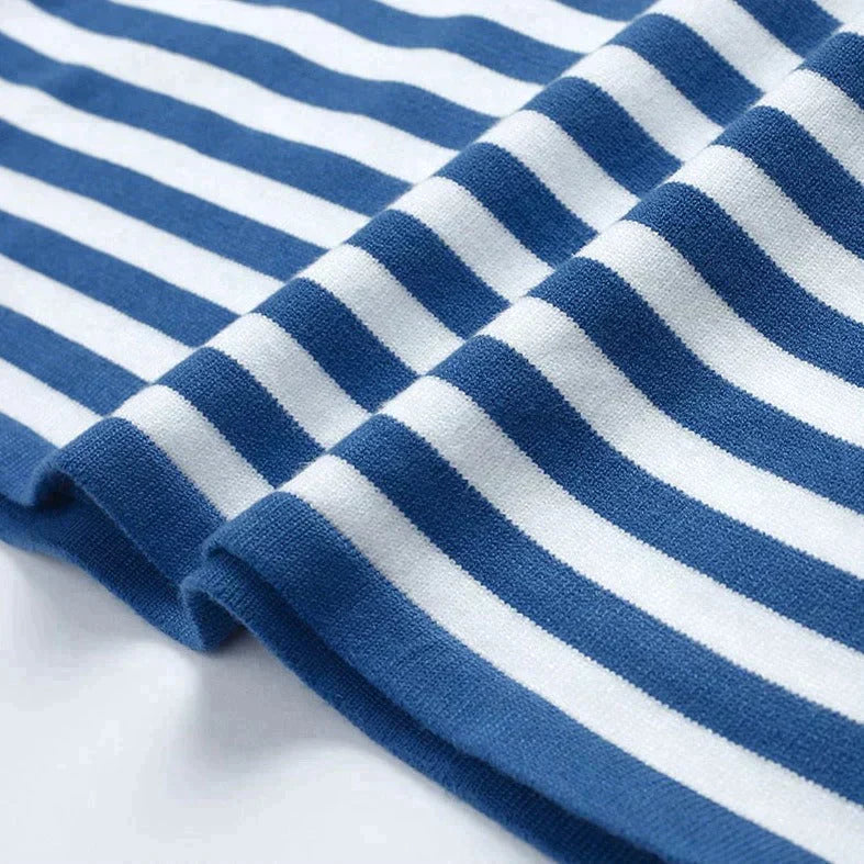 "Stilvolles gestreiftes Damen-T-Shirt aus leichtem Stoff mit eleganten Streifen, ideal für den Sommer und vielseitige Looks."