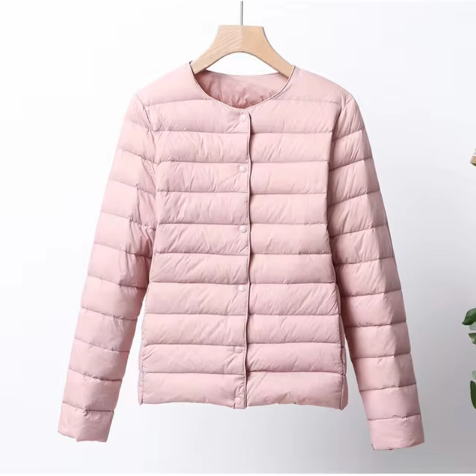 Ultradünne Damen-Daunenjacke, leicht und elegant, in kurzem Schnitt. Perfekt kombinierbar, bietet wärmespendende Isolation.
