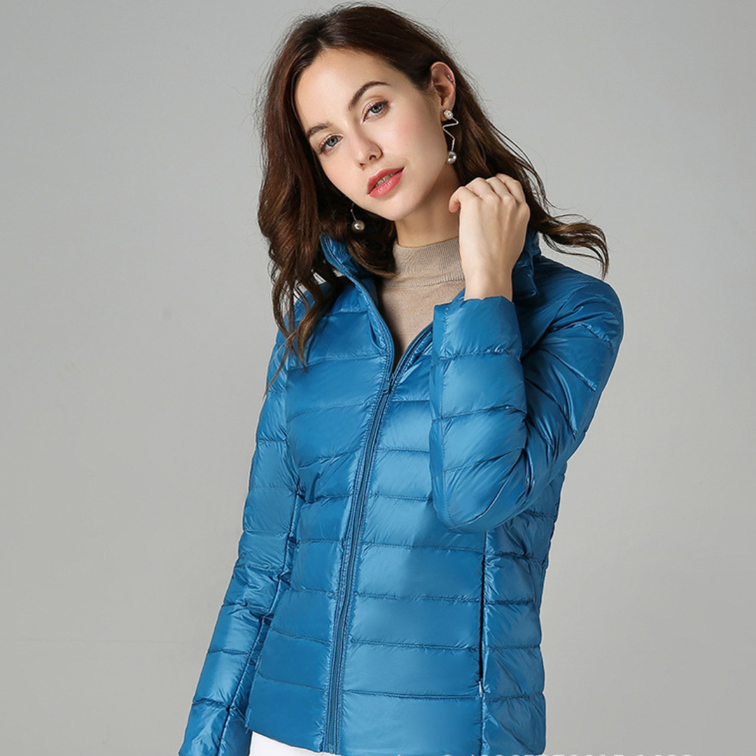 "Ultraleichte Damen-Daunenjacke, stilvolles Design, grau, wetterbeständig, ideal für modische Abenteurerinnen."