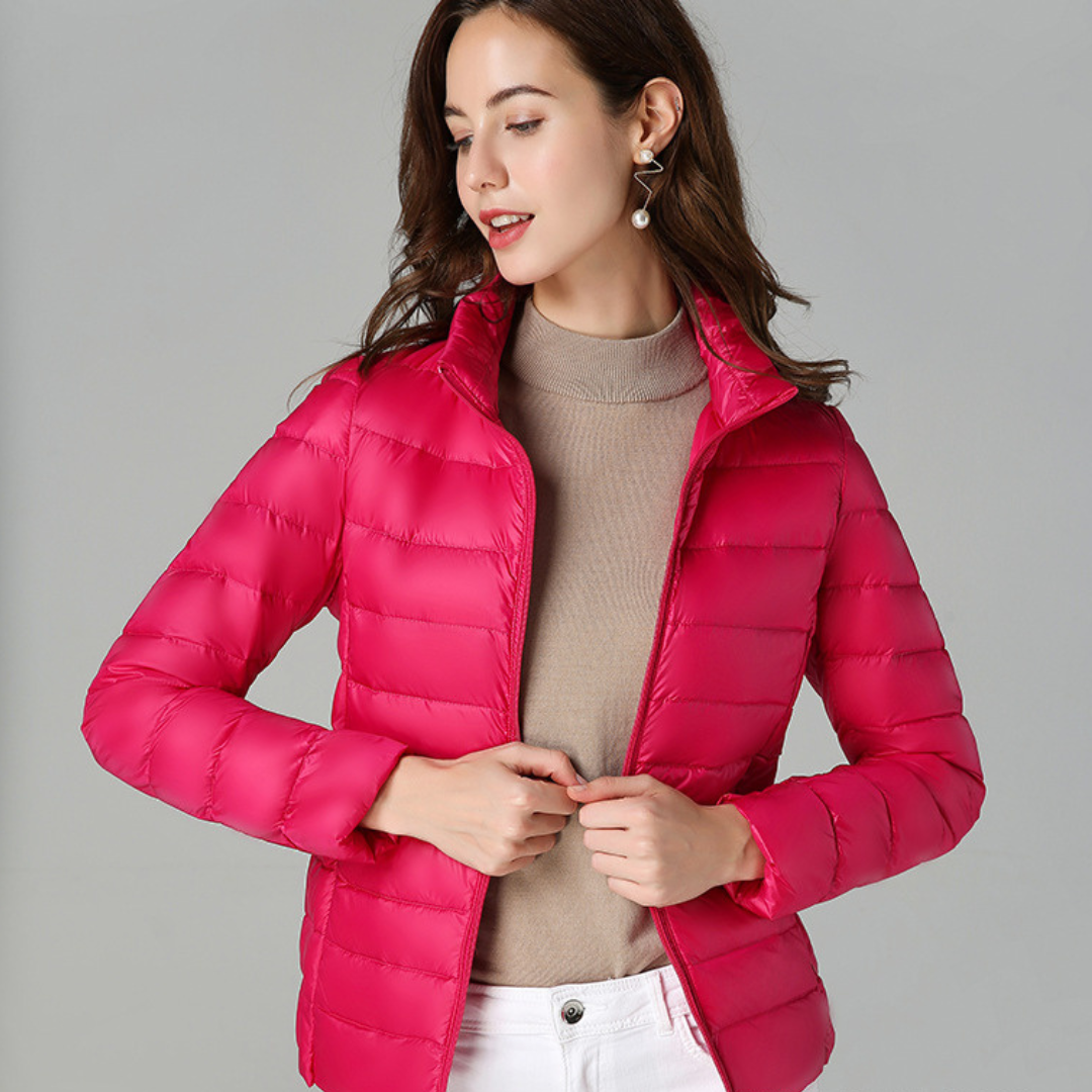 "Ultraleichte Damen-Daunenjacke, stilvolles Design, grau, wetterbeständig, ideal für modische Abenteurerinnen."