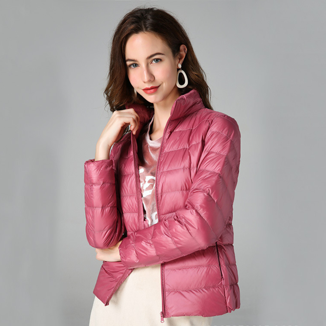 "Ultraleichte Damen-Daunenjacke, stilvolles Design, grau, wetterbeständig, ideal für modische Abenteurerinnen."