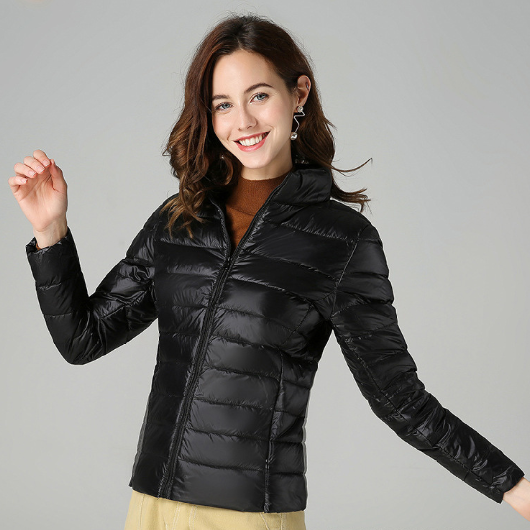 "Ultraleichte Damen-Daunenjacke, stilvolles Design, grau, wetterbeständig, ideal für modische Abenteurerinnen."