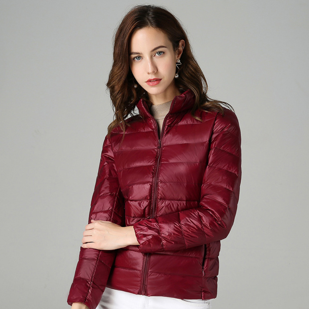 "Ultraleichte Damen-Daunenjacke, stilvolles Design, grau, wetterbeständig, ideal für modische Abenteurerinnen."