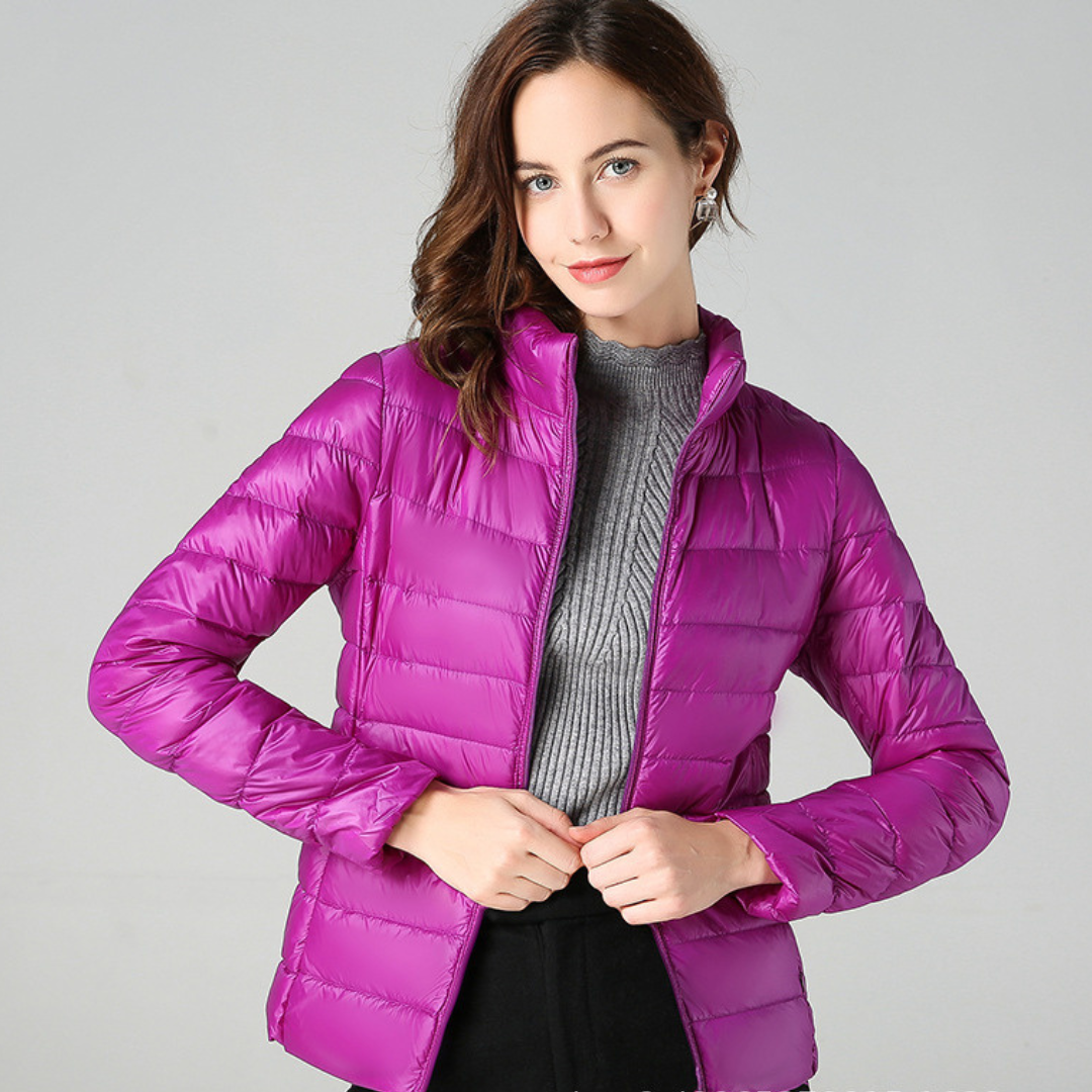 "Ultraleichte Damen-Daunenjacke, stilvolles Design, grau, wetterbeständig, ideal für modische Abenteurerinnen."