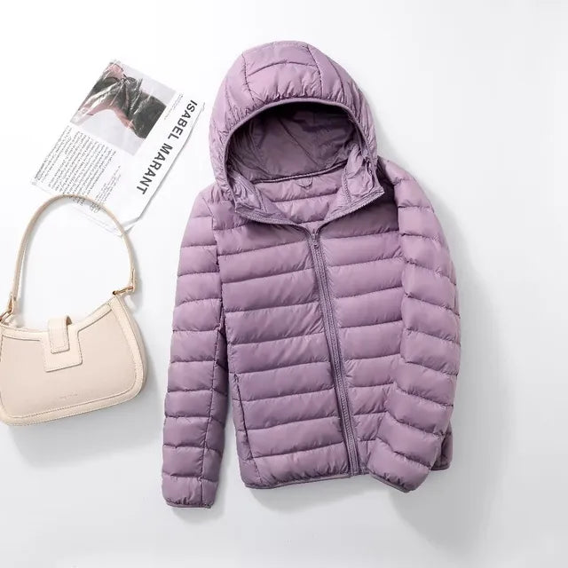 Ultraleichter Daunenmantel Damen mit Kapuze, warm und stilvoll, in verschiedenen Farben, ideal für kalte Wintertage.