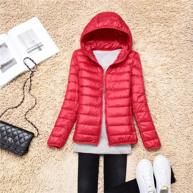 Ultraleichter Daunenmantel Damen mit Kapuze, warm und stilvoll, in verschiedenen Farben, ideal für kalte Wintertage.