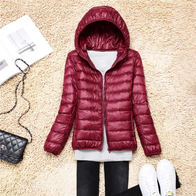 Ultraleichter Daunenmantel Damen mit Kapuze, warm und stilvoll, in verschiedenen Farben, ideal für kalte Wintertage.