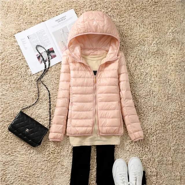 Ultraleichter Daunenmantel Damen mit Kapuze, warm und stilvoll, in verschiedenen Farben, ideal für kalte Wintertage.