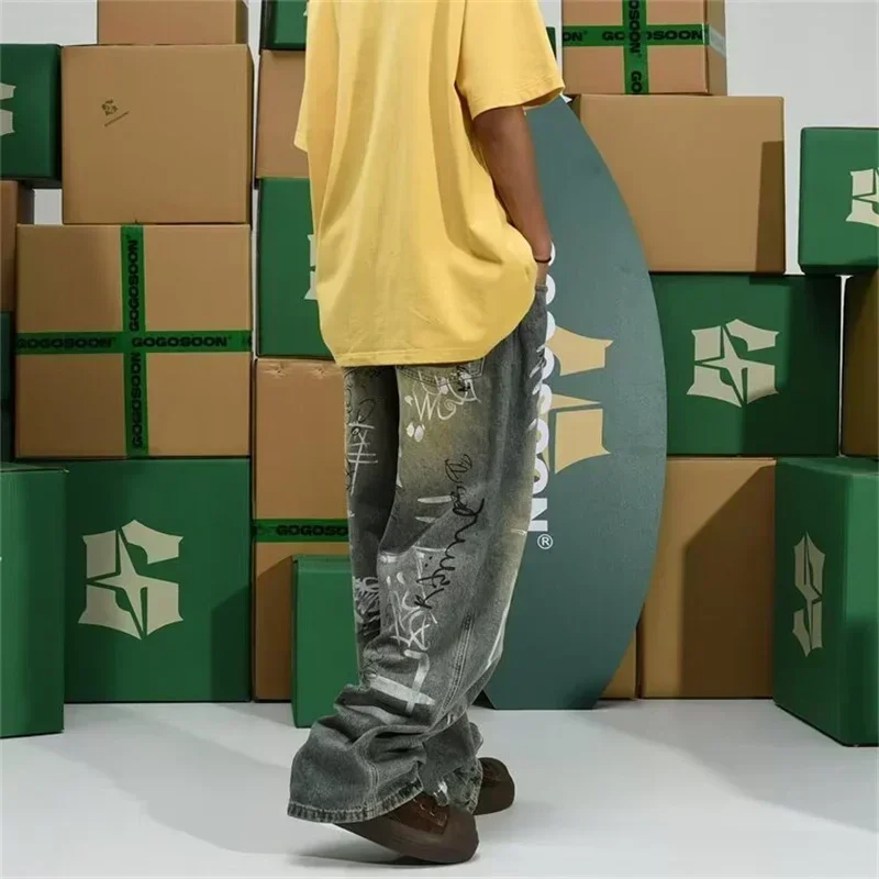 "Urban Graffiti Jeans Herren, Frontansicht: Blaue Jeans mit auffälligem Graffiti-Print, lockerem Schnitt und trendigem Style.