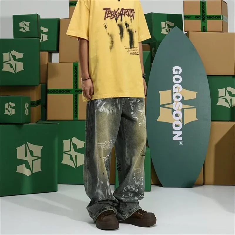 "Urban Graffiti Jeans Herren, Frontansicht: Blaue Jeans mit auffälligem Graffiti-Print, lockerem Schnitt und trendigem Style.