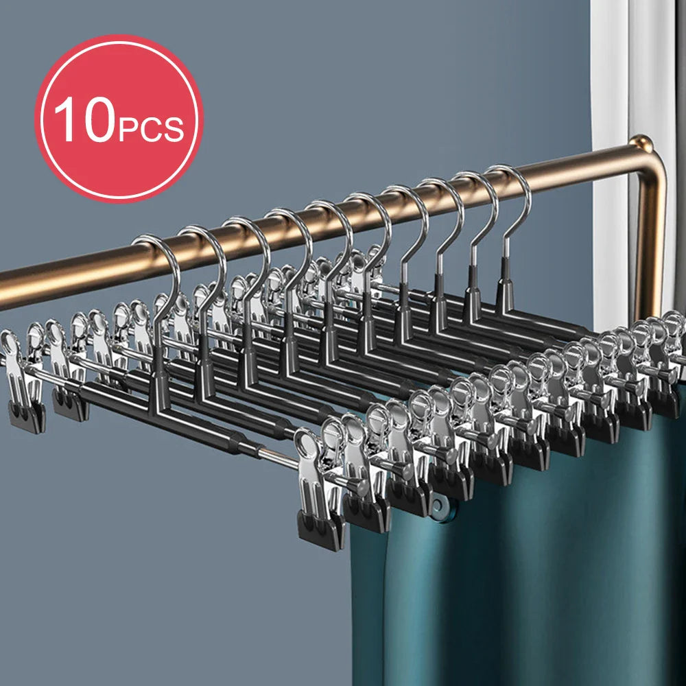 Verstellbarer Edelstahl-Kleiderbügel mit rutschfesten Gummiclips, schlankes Design, ideal für Röcke und Hosen.