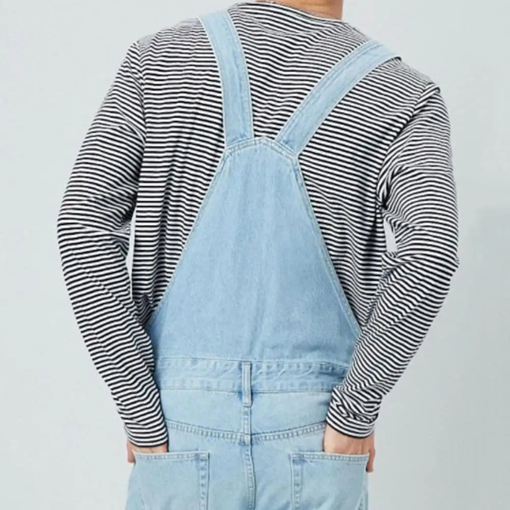 "Vielseitiger Herren-Denim-Jumpsuit, frontale Ansicht, elegante Passform mit Taschen, robuster und atmungsaktiver Denimstoff.