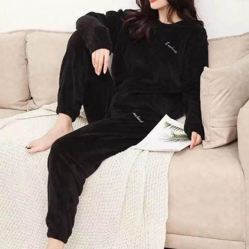 Warmer Damen Plüsch-Pyjama in eleganten Farben, kuschelig und gemütlich für kühle Abende, aus weichem Material.