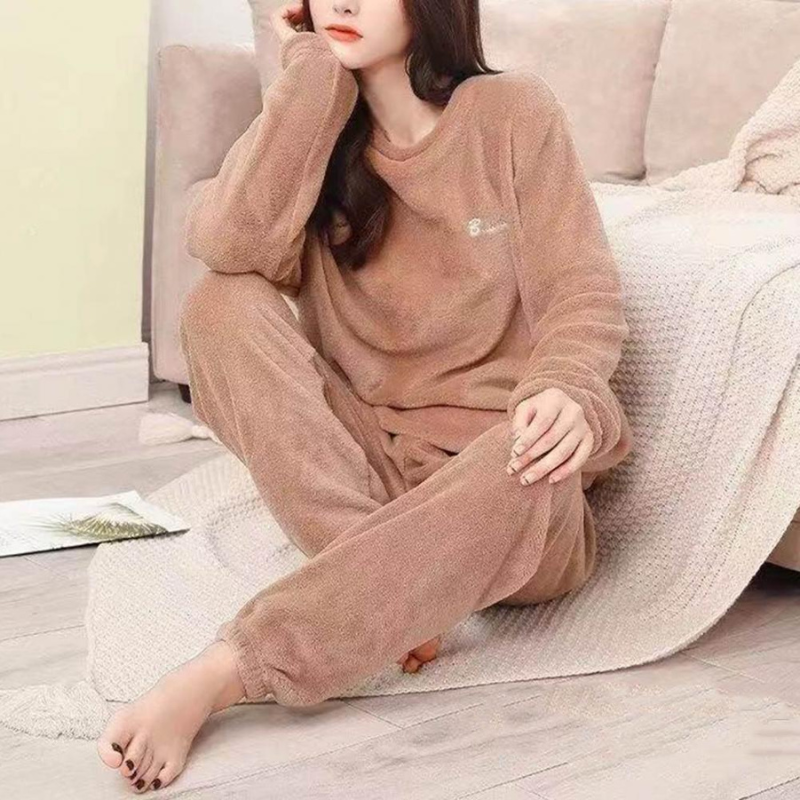 Warmer Damen Plüsch-Pyjama in eleganten Farben, kuschelig und gemütlich für kühle Abende, aus weichem Material.