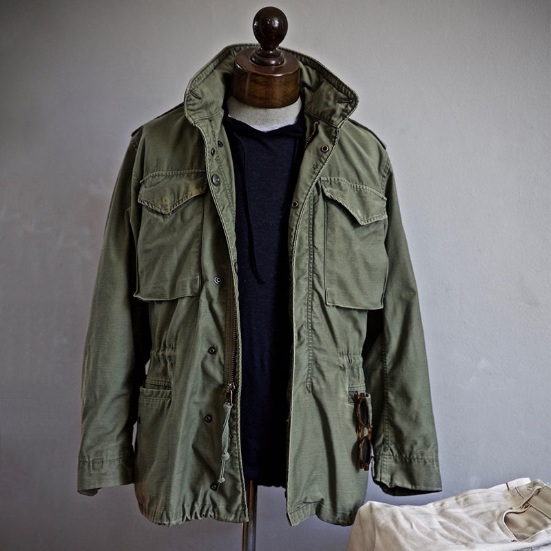 "Wasserdichte Damen Outdoor-Jacke, stilvoll und funktionell in Blau, mit verstellbarer Taille und erhöhtem Kragen."