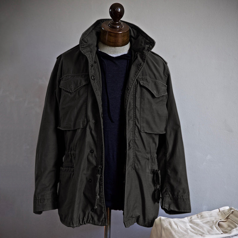 "Wasserdichte Damen Outdoor-Jacke, stilvoll und funktionell in Blau, mit verstellbarer Taille und erhöhtem Kragen."