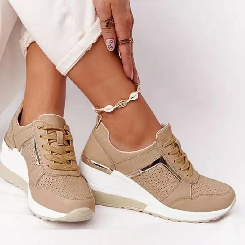 "Weiß orthopädische Damenschuhe, komfortabel, modisch, getragen von sitzender Person mit hellen Hosen"
