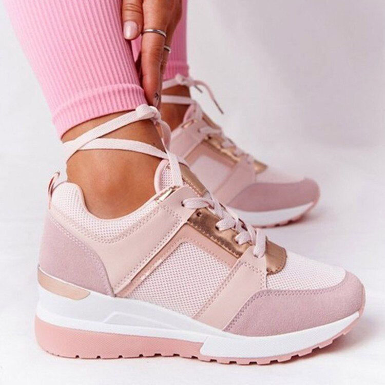 "Weiß orthopädische Damenschuhe, komfortabel, modisch, getragen von sitzender Person mit hellen Hosen"