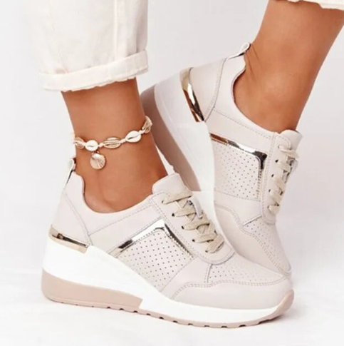 "Weiß orthopädische Damenschuhe, komfortabel, modisch, getragen von sitzender Person mit hellen Hosen"