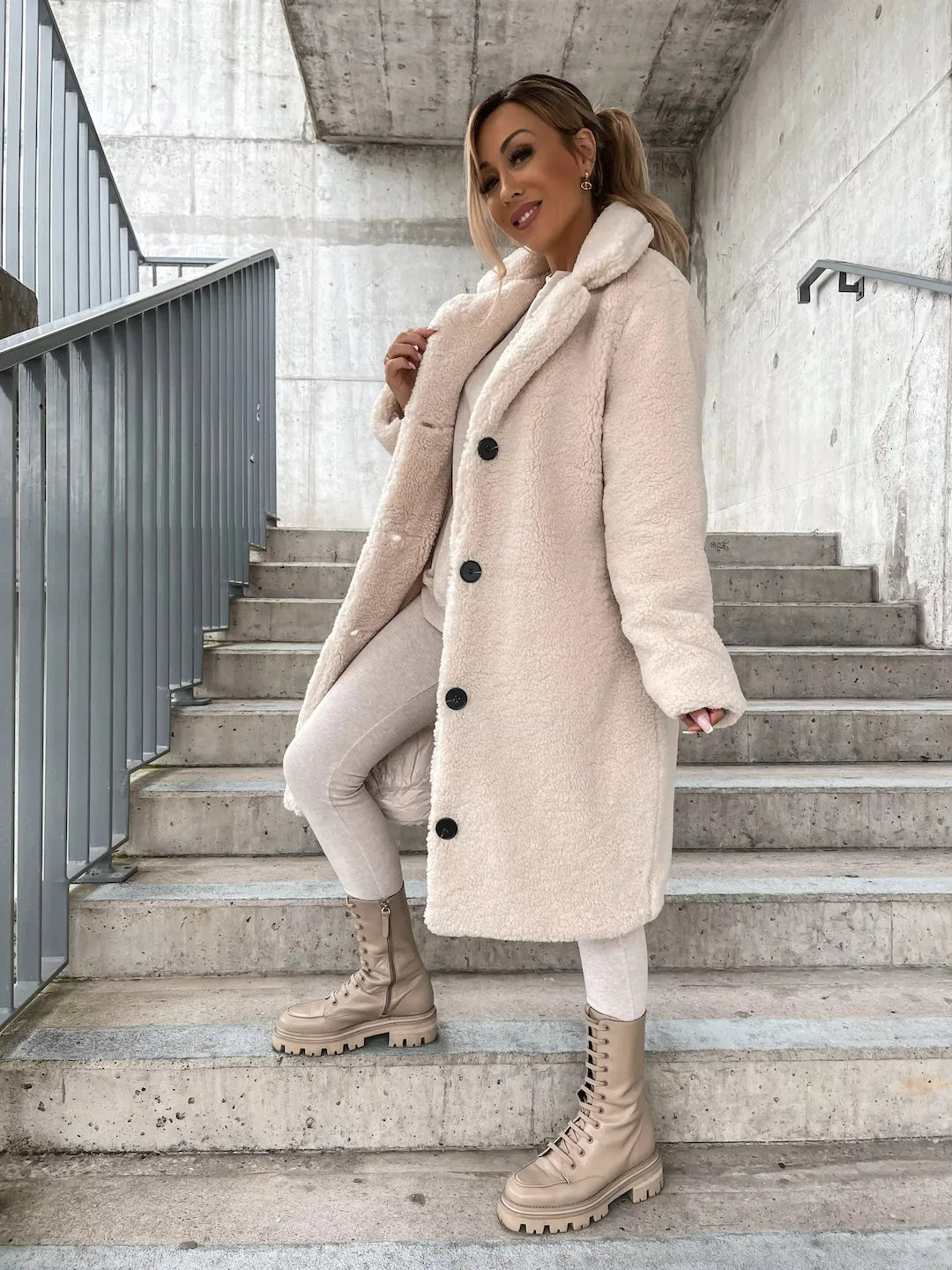 "Weicher Plüsch-Trenchcoat in Creme, stilvoller Schnitt, perfekt für Winter, vielseitig für Büro und Freizeit."