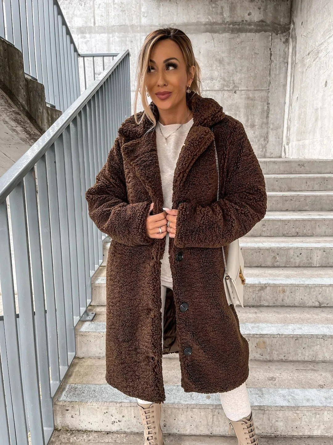 "Weicher Plüsch-Trenchcoat in Creme, stilvoller Schnitt, perfekt für Winter, vielseitig für Büro und Freizeit."