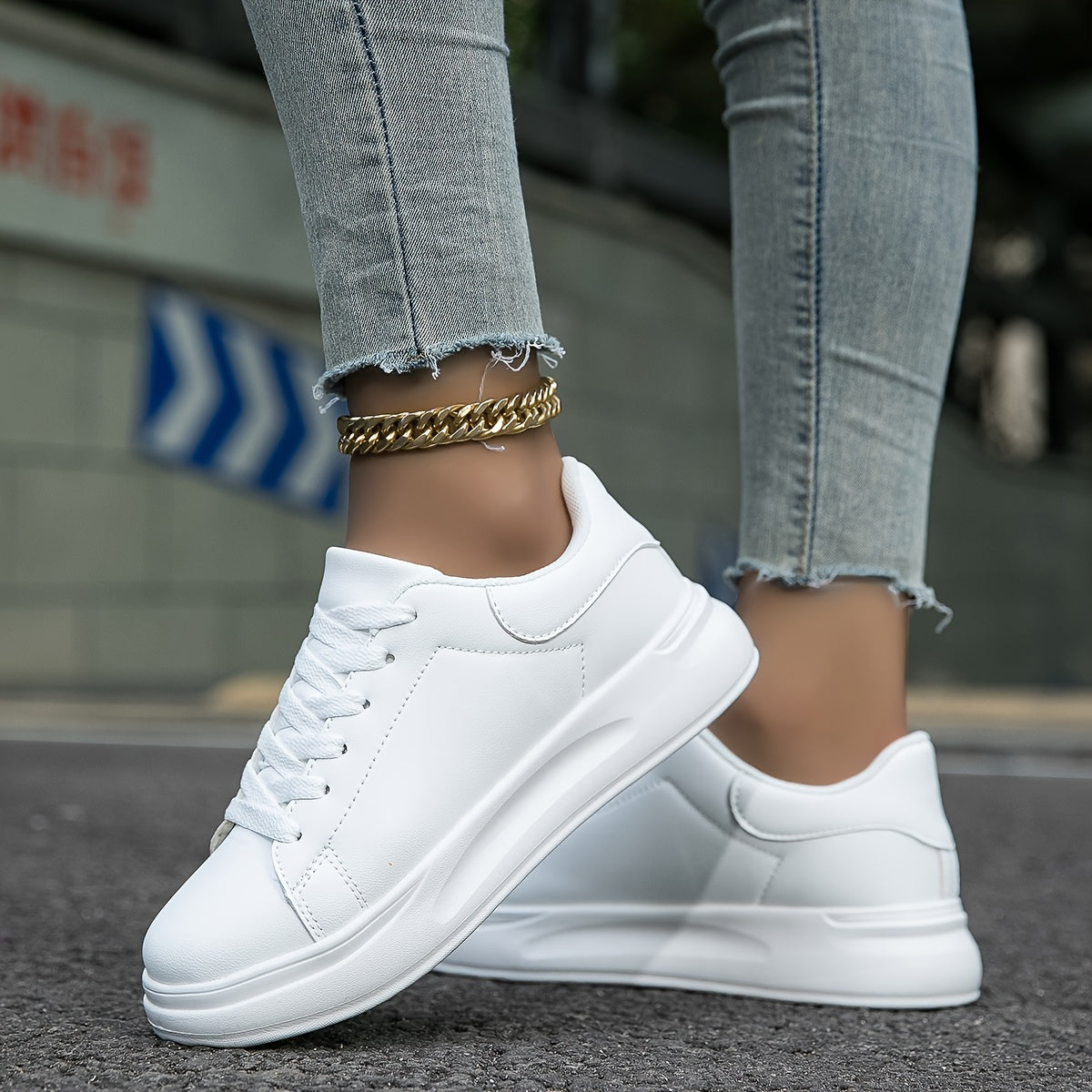 Weiße Damen-Ledersneaker mit orthopädischer Unterstützung, glänzend, schlichtes Design, vielseitig kombinierbar.