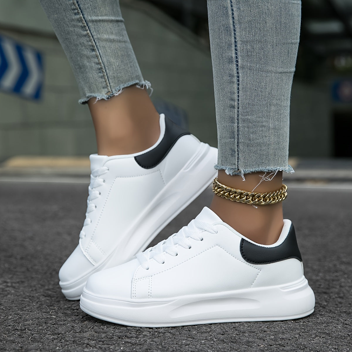 Weiße Damen-Ledersneaker mit orthopädischer Unterstützung, glänzend, schlichtes Design, vielseitig kombinierbar.