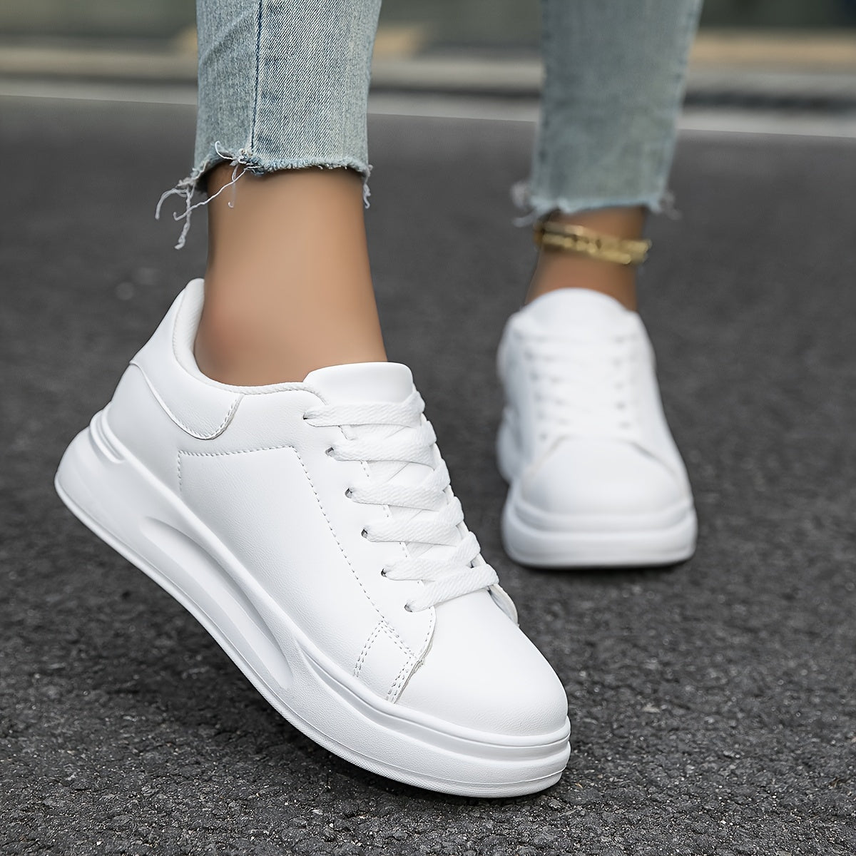 Weiße Damen-Ledersneaker mit orthopädischer Unterstützung, glänzend, schlichtes Design, vielseitig kombinierbar.
