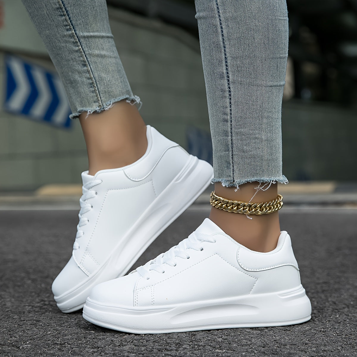Weiße Damen-Ledersneaker mit orthopädischer Unterstützung, glänzend, schlichtes Design, vielseitig kombinierbar.