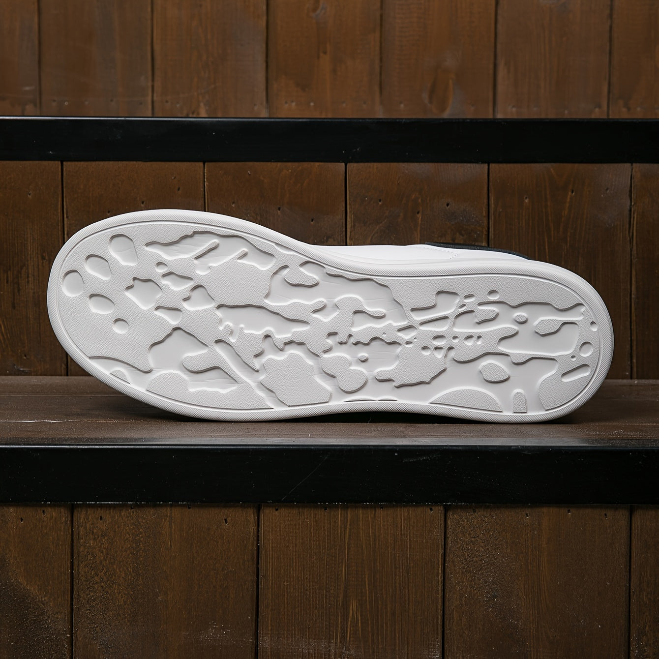 Weiße Damen-Ledersneaker mit orthopädischer Unterstützung, glänzend, schlichtes Design, vielseitig kombinierbar.