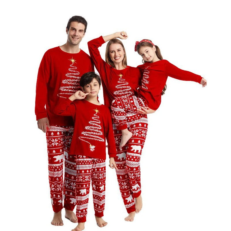 "Weihnachts-Pyjama-Set: Familie in festlichem Pyjama, harmonische Designs in Rot und Weiß, warmes Material, gemütlich."